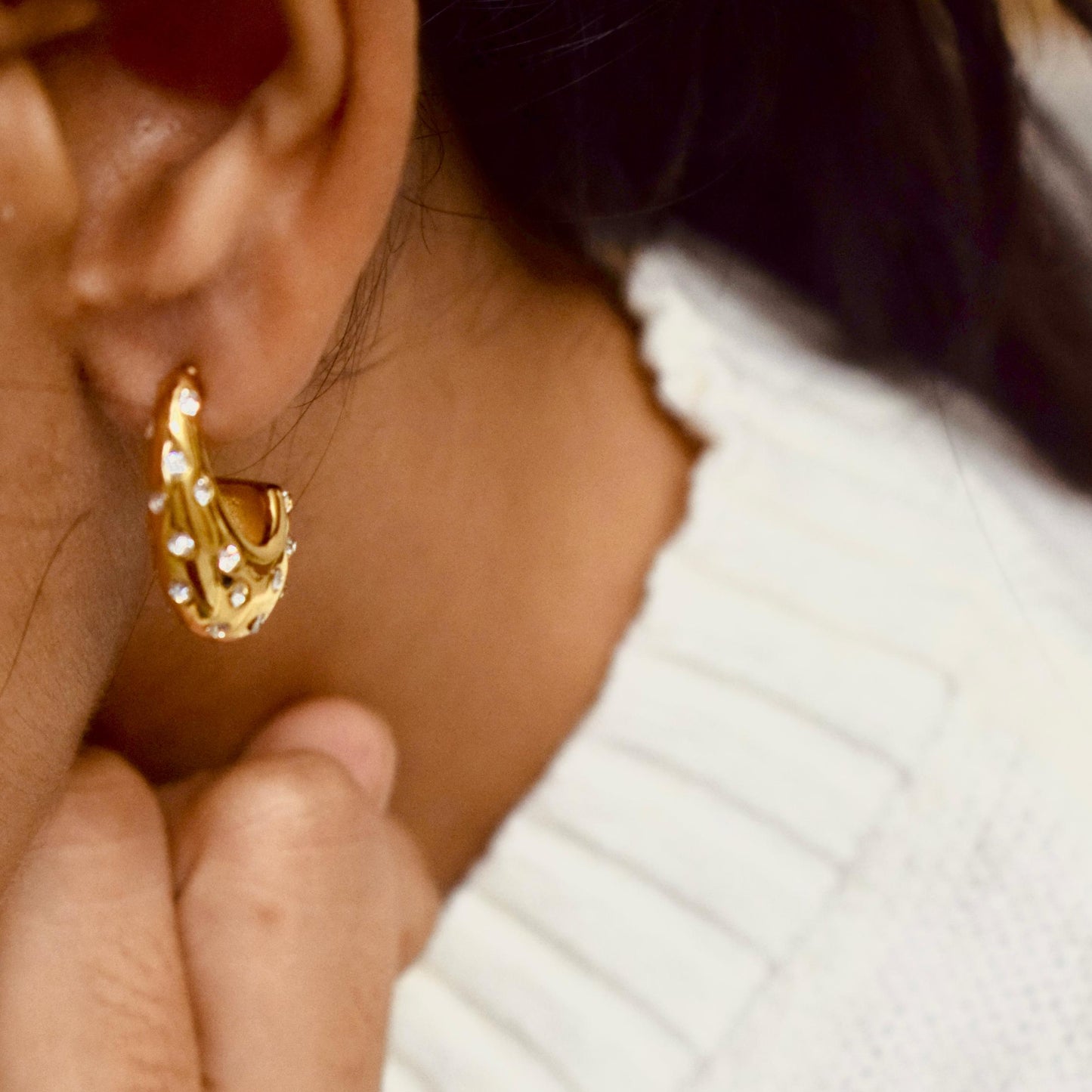 Drop earring with stone